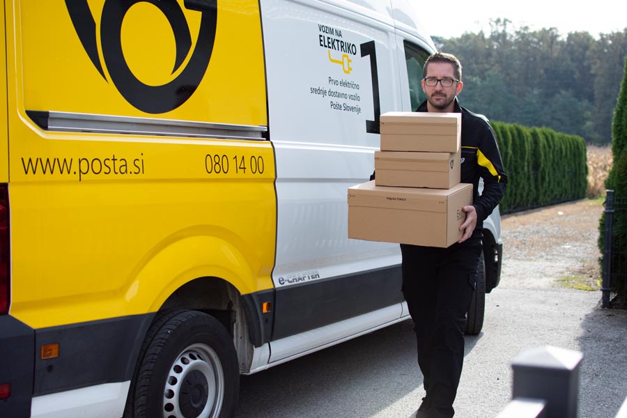 Dostavljalec Pošte Slovenije dostavlja pakete