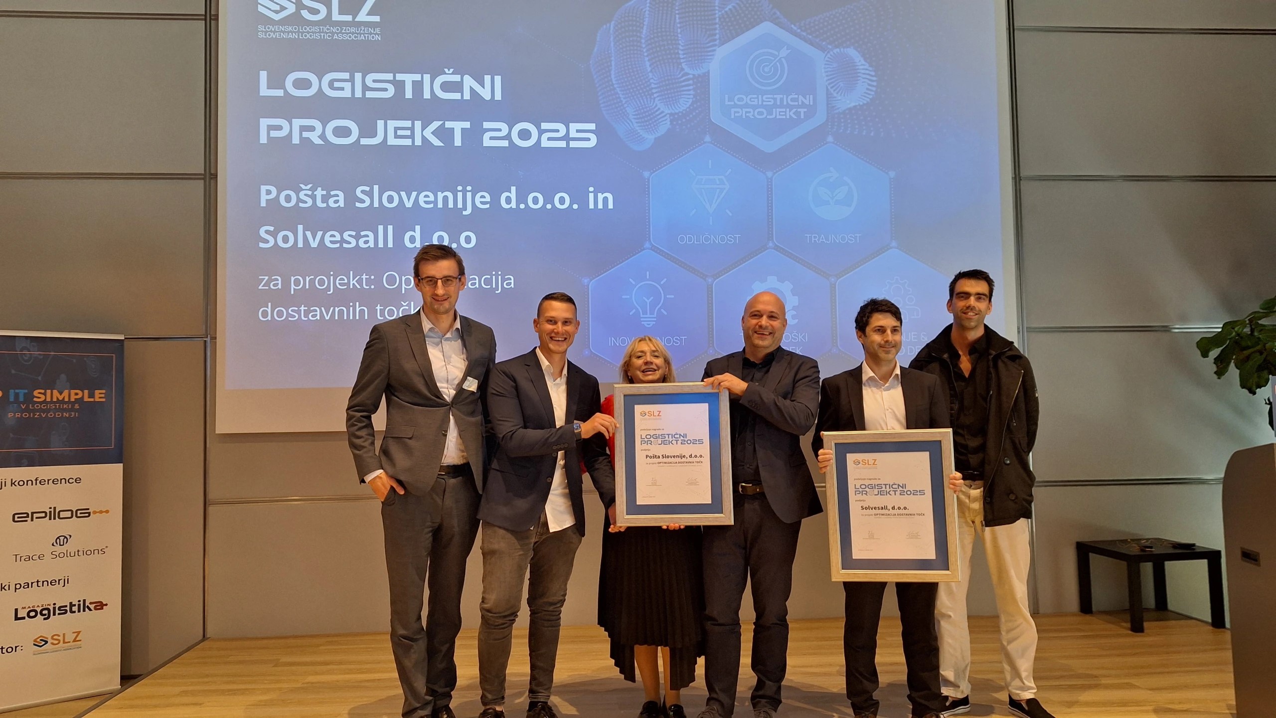 predstavniki Pošte Slovenije in podjetja Solvesall ob prejemu nagrade Logistični projekt leta