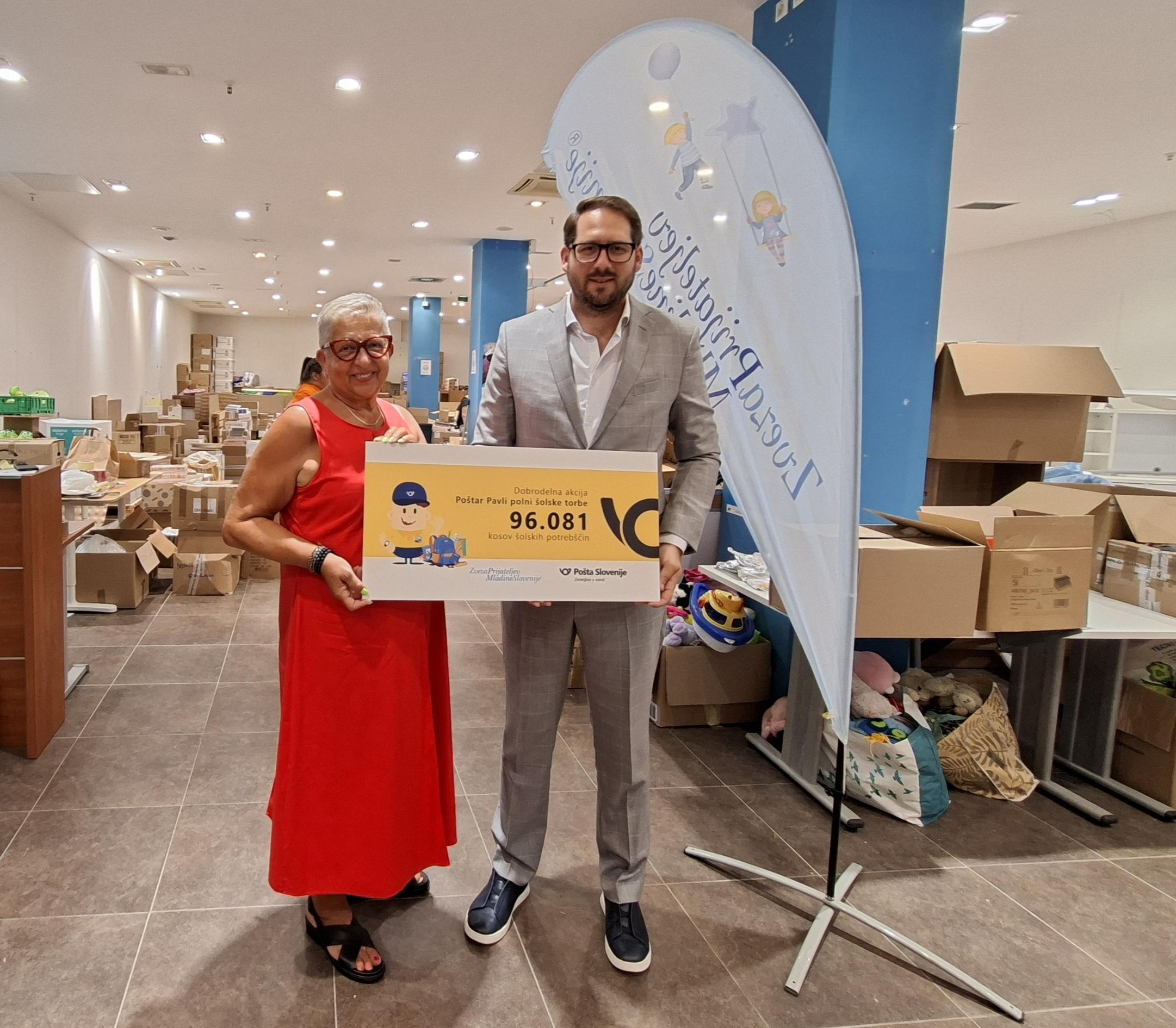 *na fotografiji Breda Krašna, generalna sekretarka Zveze prijateljev mladine Slovenije, in Matej Raspet, direktor Marketinga in Divizije Paketi v Pošti Slovenije