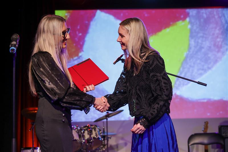 Simbolična predaja filatelističnega albuma z novo znamko direktorici Pionirskega doma, Barbari Murn Vrviščar. Foto: Barbara Reya